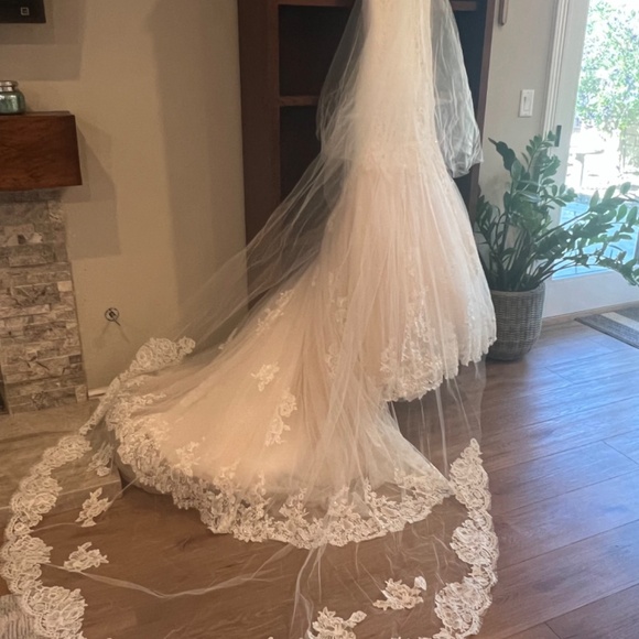 VERA WANG WEDDING DRESS never worn never altered - Picture 5 of 8